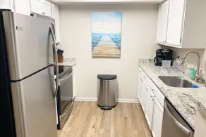 8 Bed 2 Bath - Pool, BBQ, Gym, & near the Beach - Image 5