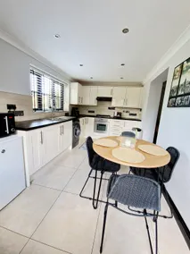 Modern cosy 2 bed Annexe with parking. - Image 5