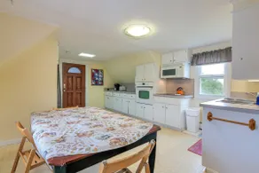 Spacious 1 Bedroom Apt w/King Bed Full Kitchen & Bathroom - Image 5