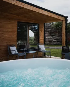 Stylish country lodge with wood fire hot tub - Image 5
