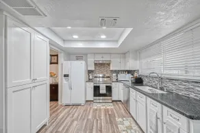 Peaceful Houston: 3 BRs, 4 Queens and 2 Fullbaths - Image 4