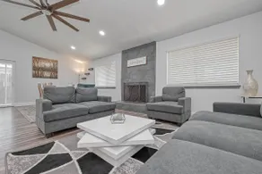 Peaceful Houston: 3 BRs, 4 Queens and 2 Fullbaths - Image 2