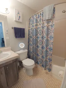 Centrally located 2 bedroom condo for 6 people - Image 5