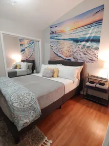 Centrally located 2 bedroom condo for 6 people - Image 4
