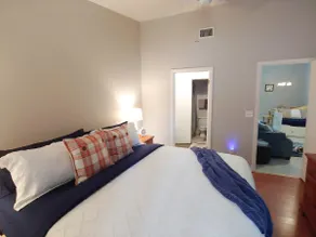 Centrally located 2 bedroom condo for 6 people - Image 3