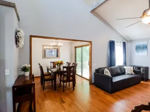 Cheerful 5 bedrooms house 15 mins to KC downtown - Image 2