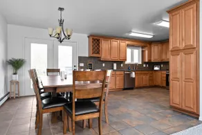 Jewel of the Lake, 5 Bedroom Family Home w Garage - Image 2