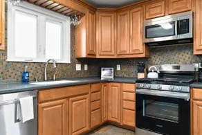 Jewel of the Lake, 5 Bedroom Family Home w Garage - Image 5