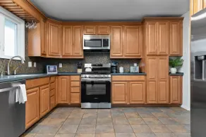 Jewel of the Lake, 5 Bedroom Family Home w Garage - Image 4