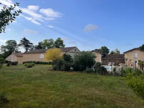 Enclosed and wooded estate of 3 ha with two houses - Image 2
