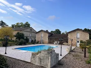 Enclosed and wooded estate of 3 ha with two houses - Image 4
