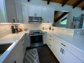 Cozy White Mountain Chalet - Minutes to Everything - Image 4