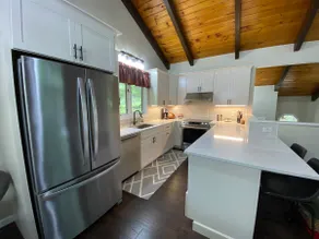 Cozy White Mountain Chalet - Minutes to Everything - Image 5