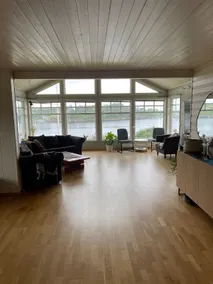 Large centrally located house with a lovely view - Image 3