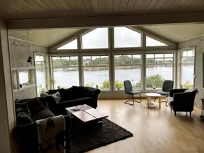 Large centrally located house with a lovely view - Image 2