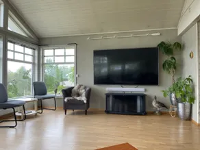 Large centrally located house with a lovely view - Image 4