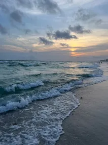 18+ ok! Sleeps 6, 1/2 mile to beach! - Image 2