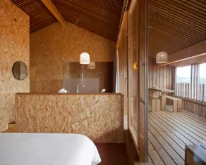 Cabin with estuary views and a Jacuzzi - Image 4