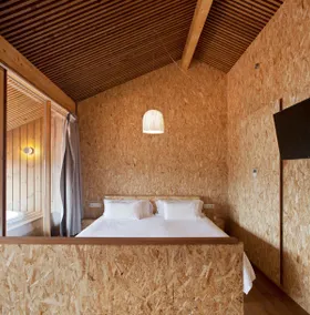 Cabin with estuary views and a Jacuzzi - Image 3