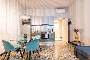 Modern and central apartment with walk-in closet - Image 2