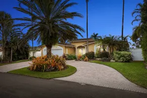 Palm Villa: New Remodel / Waterfront / Salt Water Pool! - Image 2