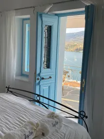 Karen’s Mikro Spiti, Poros. - Image 3