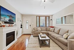 Perfectly located 3BD + Furnished Patio! Sleeps 7! - Image 2