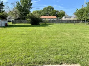 ”Suite 16” remodeled 3 bedroom w/ large backyard! - Image 4