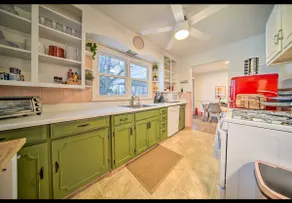 Cozy Central Family Home | Shops, Beaches, Parks - Image 4