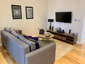 Modern Two Bed Apt with free Gated Parking Space - Image 4