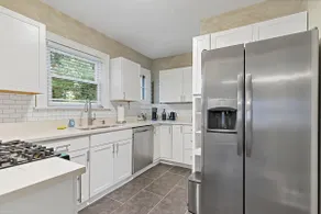 Cheerful 4-bedroom w/ first floor master - Image 4