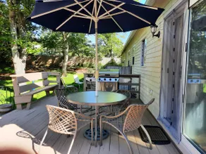 Cheerfull Capecod 4 bedroom home with free parking - Image 3
