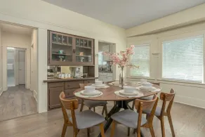 Cheerful 3-bedroom with free parking on premesis - Image 2