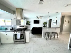 Modern Beach Home! Heated Pool, Pet Friendly Yard - Image 4