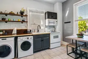 Spacious & Bright Park Side 2BDR ★ Downtown Victorian District  - Image 4