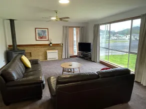 Spacious 3 Bedroom Family Home - Sleeps 8 - Image 2