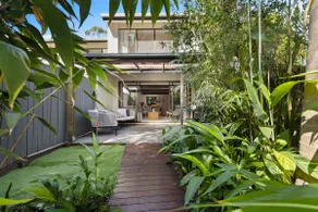 Stylish Townhouse, private courtyard walk to beach - Image 2