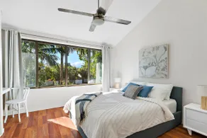 Stylish Townhouse, private courtyard walk to beach - Image 5