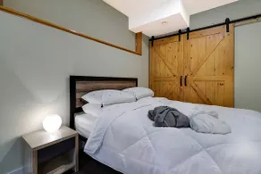 Adorable private suite with indoor fire place - Image 4