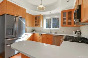 Spacious Sycamore Retreat on Phinney with View - Image 2