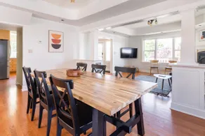 Spacious Sycamore Retreat on Phinney with View - Image 3