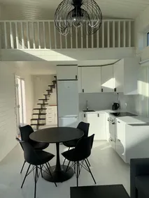 Adorable guesthouse with AC and free parking - Image 5