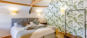 Luxurious 3 Bedroom Apartment above an Olde Inn - Image 5