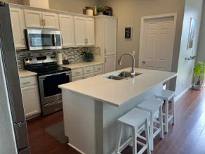 KING Bed•Hot Tub•Parks•Large Patio•4 Bedrooms - Image 3