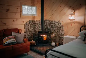 A lovely 1 bedroom cabin getaway. - Image 5
