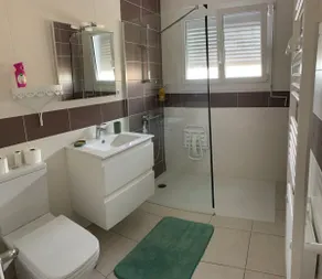 Fully equipped 2 bedroom apartment + pool access - Image 3