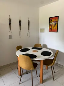 Fully equipped 2 bedroom apartment + pool access - Image 4