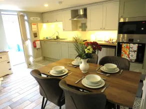 THE TACK ROOM A COSY MEWS COTTAGE, ONLY 1 MILE FROM THE BEACH - Image 2