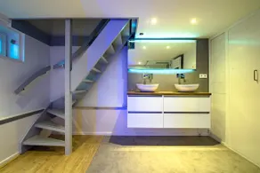 Stylish Waterside Retreat ★ Walk to Train & Outlet - Image 3