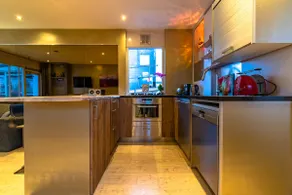 Stylish Waterside Retreat ★ Walk to Train & Outlet - Image 2